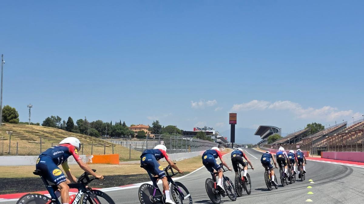 EL Lidl Trek ensaya la contrarreloj por equipos en el Circuit de Catalunya.
