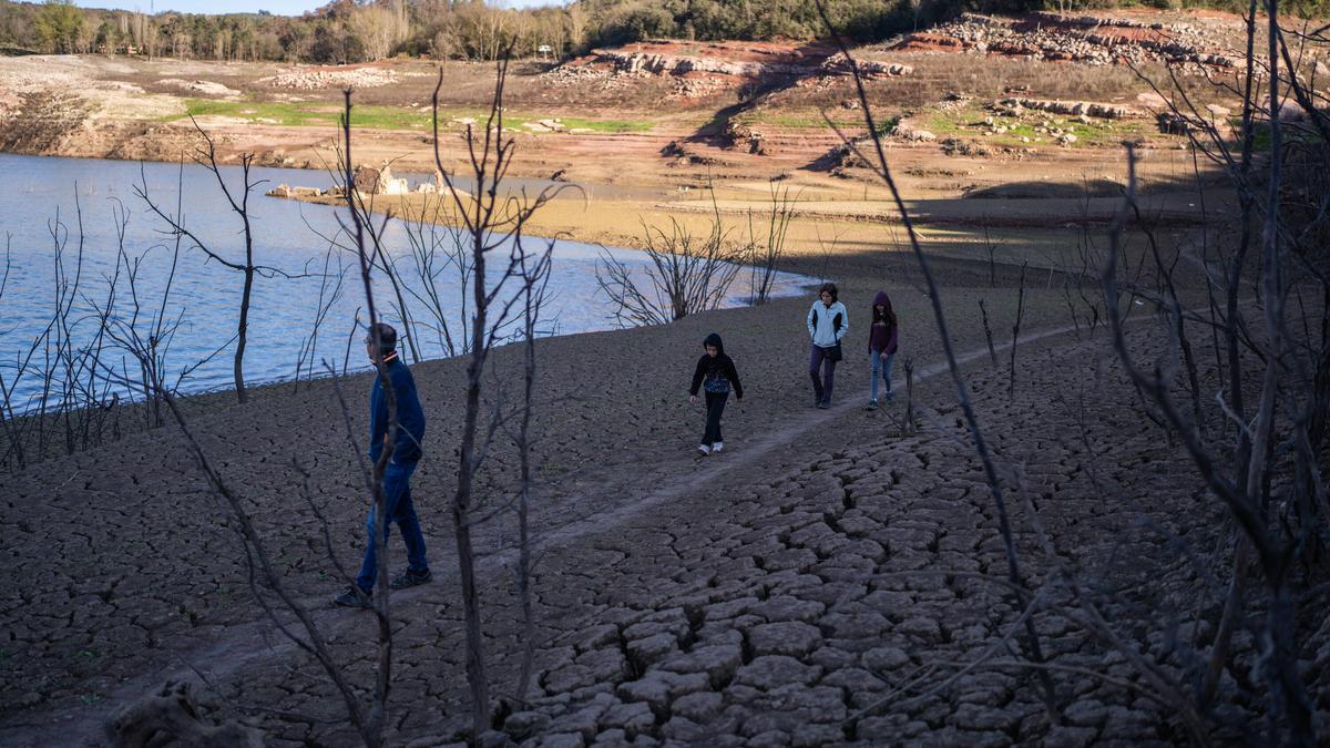 Imágenes del pantano de Sau, uno de los más afectado por la sequía.