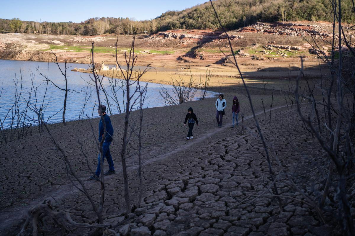 Imágenes del pantano de Sau, uno de los más afectado por la sequía.