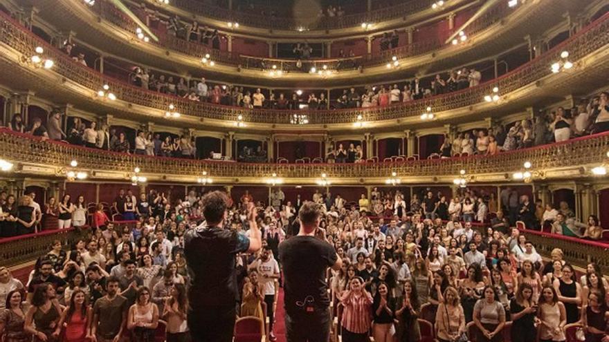 La banda murciana Atrezo en una actuación en el Teatro Romea. L. O.