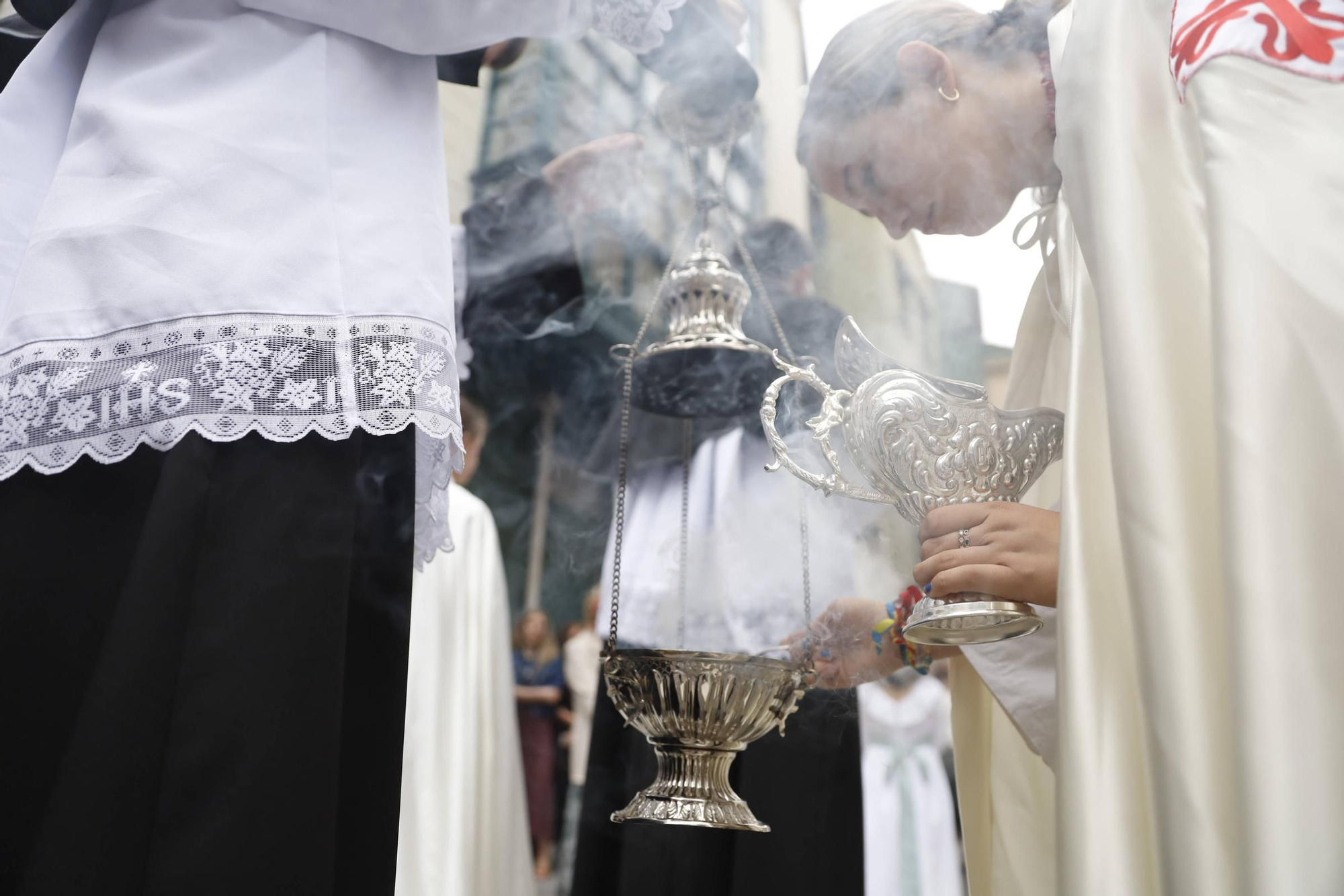 Pétalos, incienso, niños... así fue la procesión del Corpus Christi en Gijón (en imágenes)