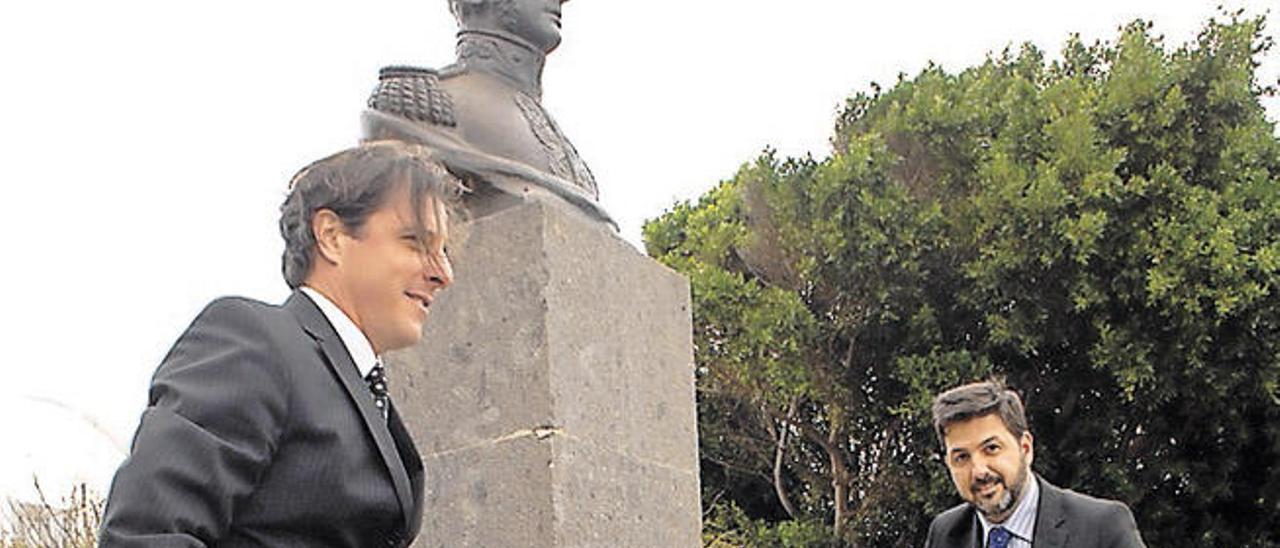 Pablo Antonio de Angelis (i) y Christian Santana Hernández descubren la placa en la base del busto de San Martín, en la plaza Quilmes de Tafira Baja.