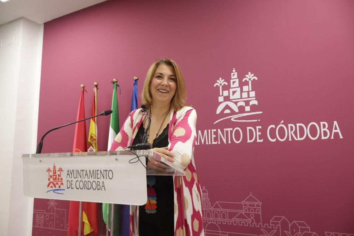 La delegada municipal de Servicios Sociales y Mayores, la concejal Eva Contador, durante la rueda de prensa donde ha explicado las acciones para proteger a los mayores de la ola de calor.