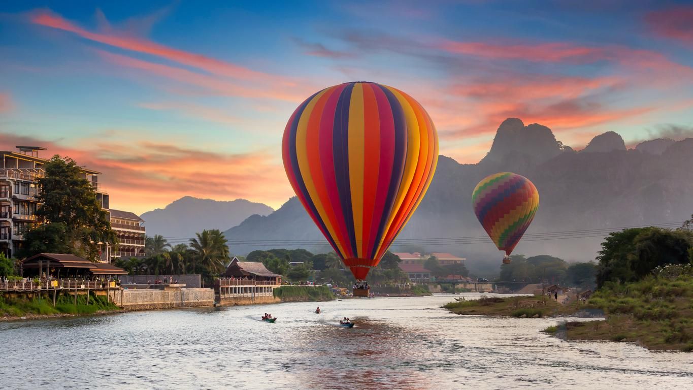 Río Nam Song al atardecer con globo aerostático en Vang Vieng, Laos, hermoso paisaje en el río Nam Song en Vang Vieng, Laos