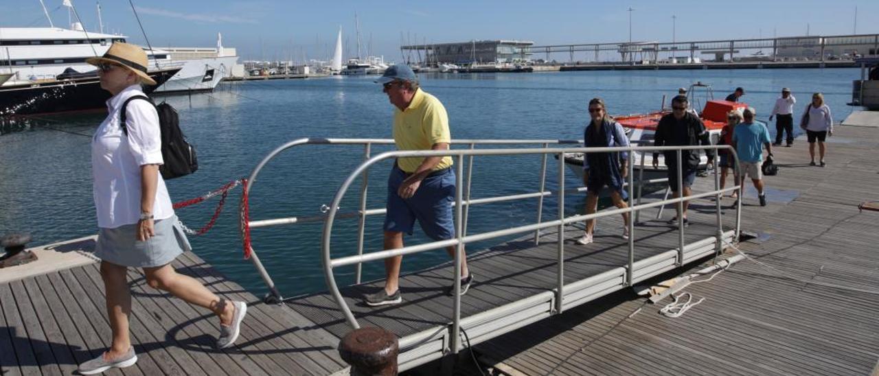 Un grupo de pasajeros embarca en un crucero de lujo atracado en Dénia el pasado mes de mayo.