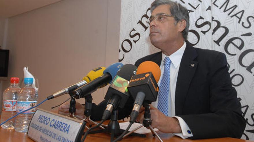 El presidente del Colegio Oficial de Médicos de Las Palmas, Pedro Cabrera, ayer.