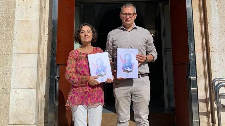 María Antonia Sánchez e Iván Cedrón, de Amigos de Badajoz, con el dosier.