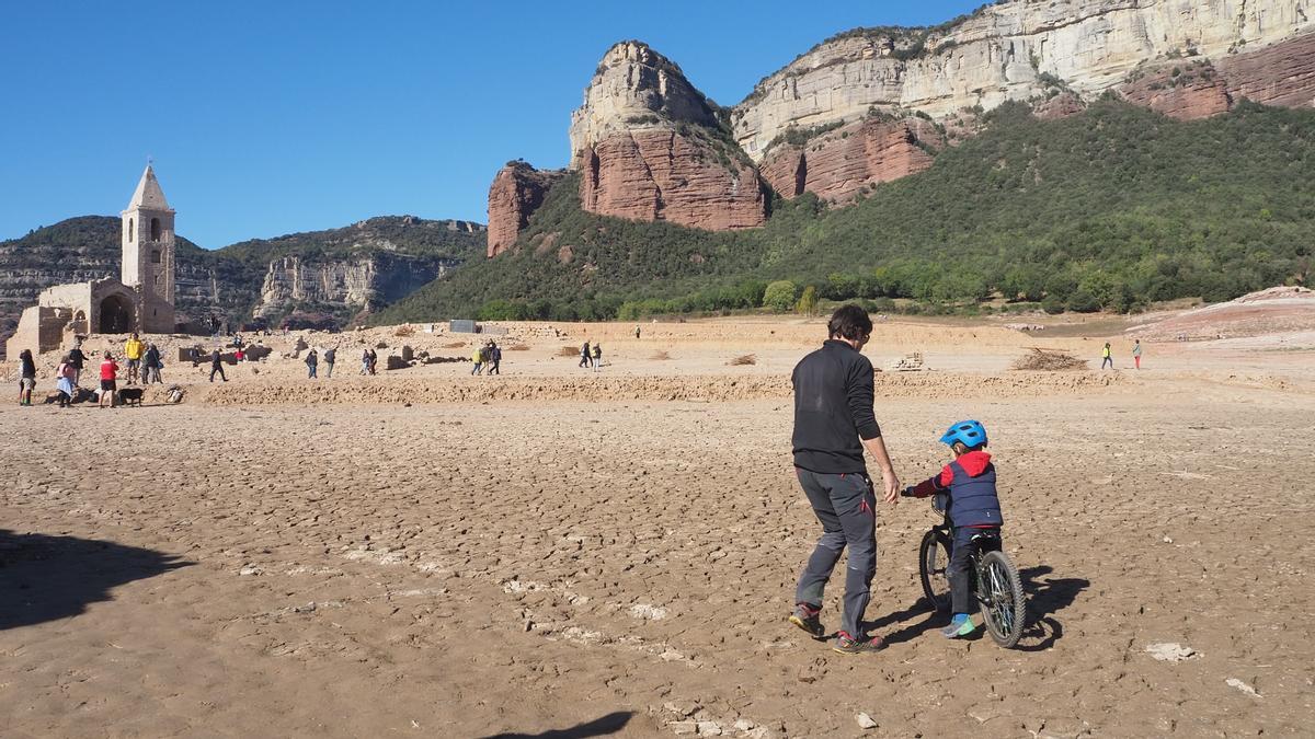 Turismo de sequía en el pantano de Sau