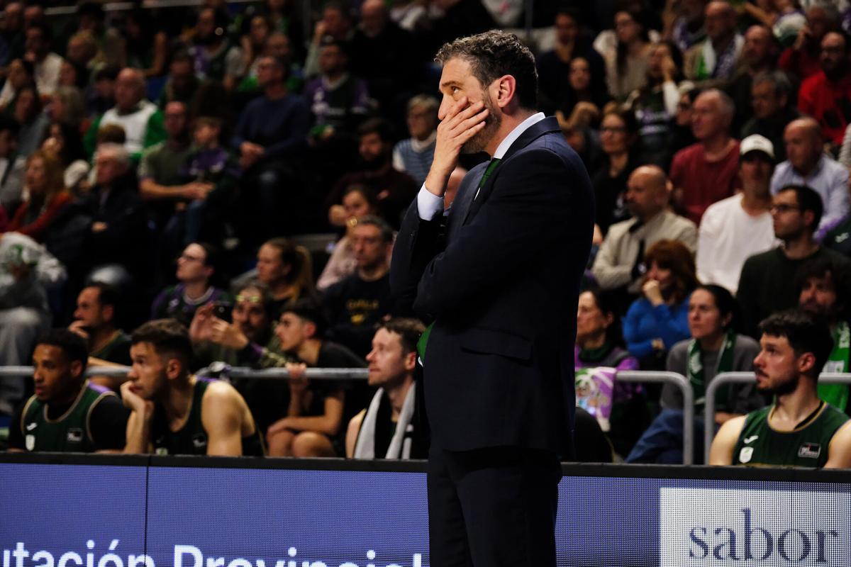 Ibon Navarro, pensativo durante la derrota del Unicaja ante La Laguna Tenerife.