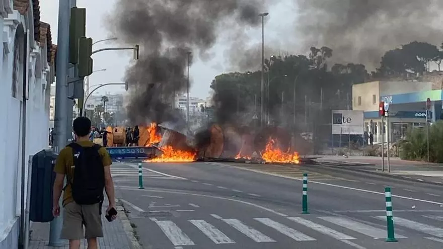 Vídeo | Cortes de carreteras, barricadas y cargas policiales: se endurece la huelga del metal en Cádiz