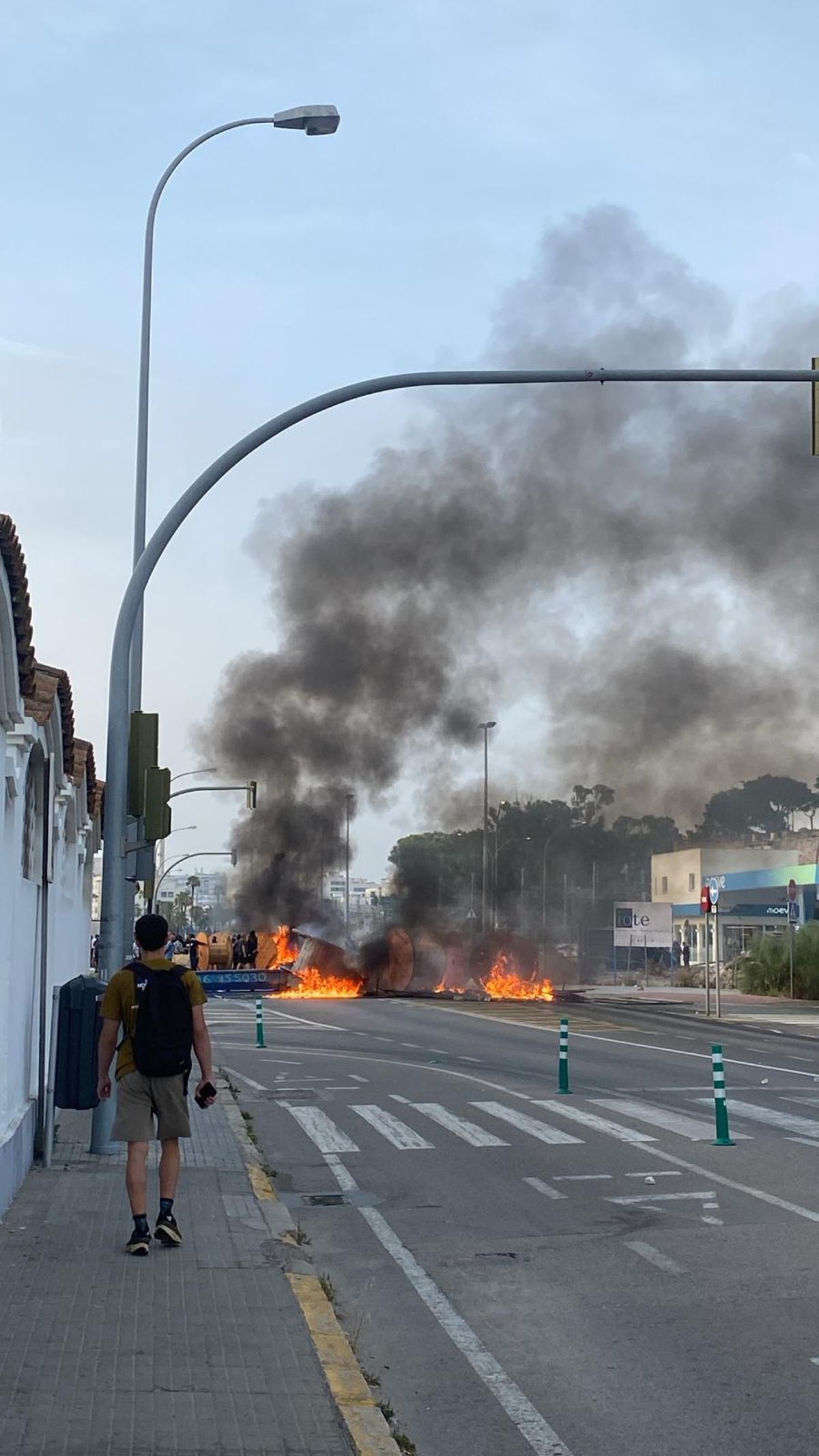 Vídeo | Cortes de carreteras, barricadas y cargas policiales: se endurece la huelga del metal en Cádiz