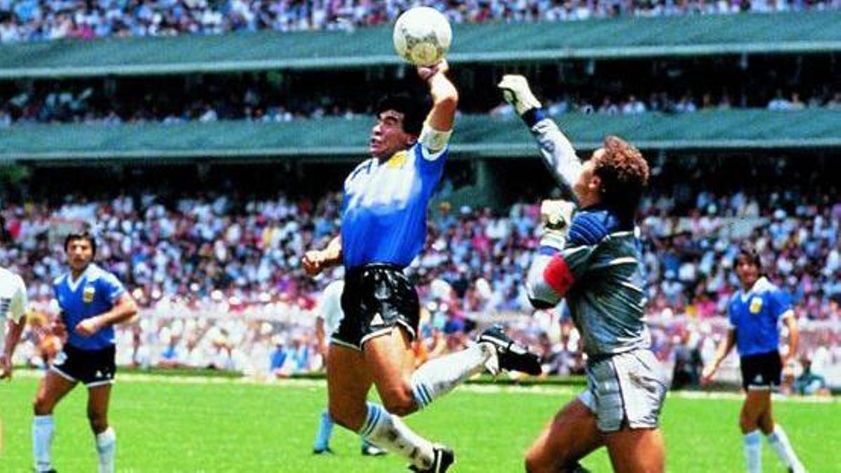 Maradona supera Shilton amb la mà i fa l'1-0 contra Anglaterra