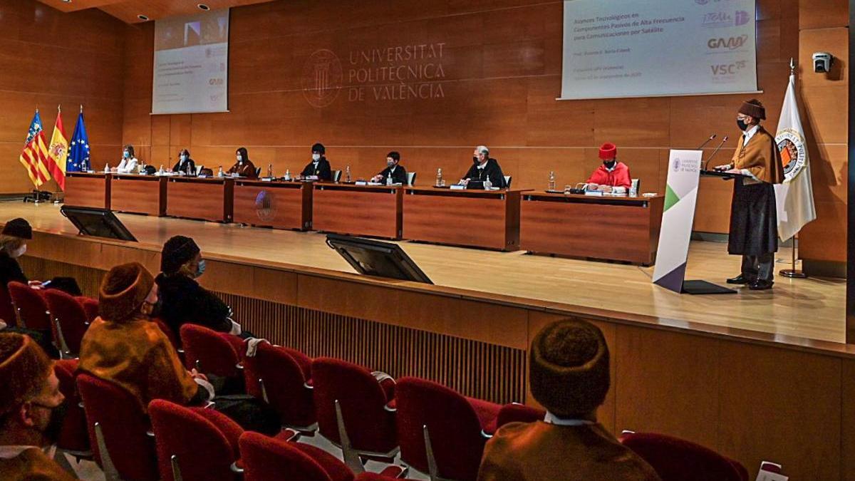 Francisco Mora, en el centro de la imagen, junto al resto de representantes de las universidades.