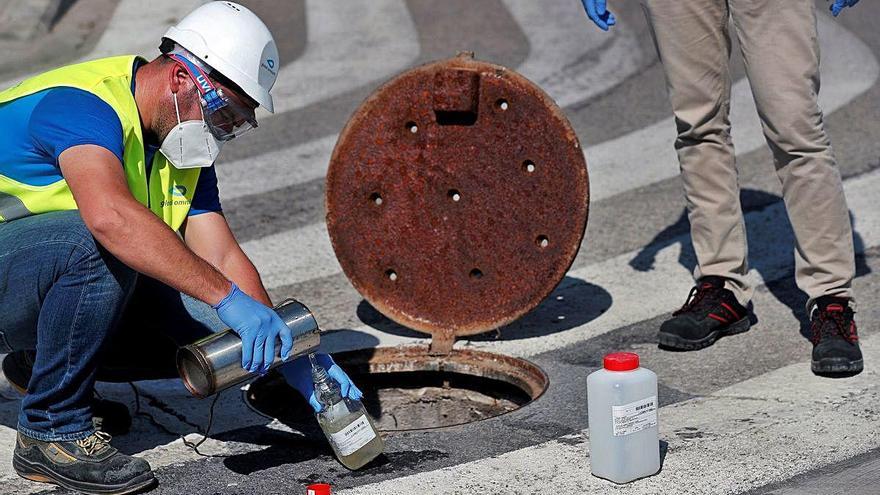 Técnicos de Global Omnium, extrayendo muestras de aguas residuales en València.