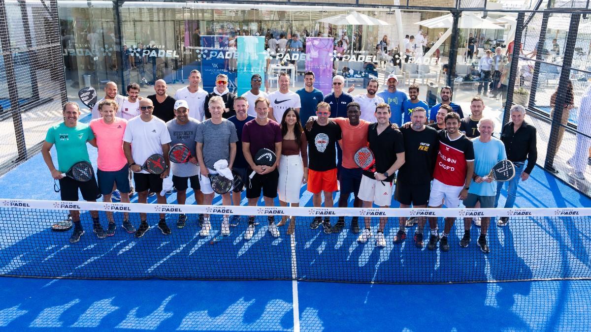 Los participantes en el torneo de pádel
