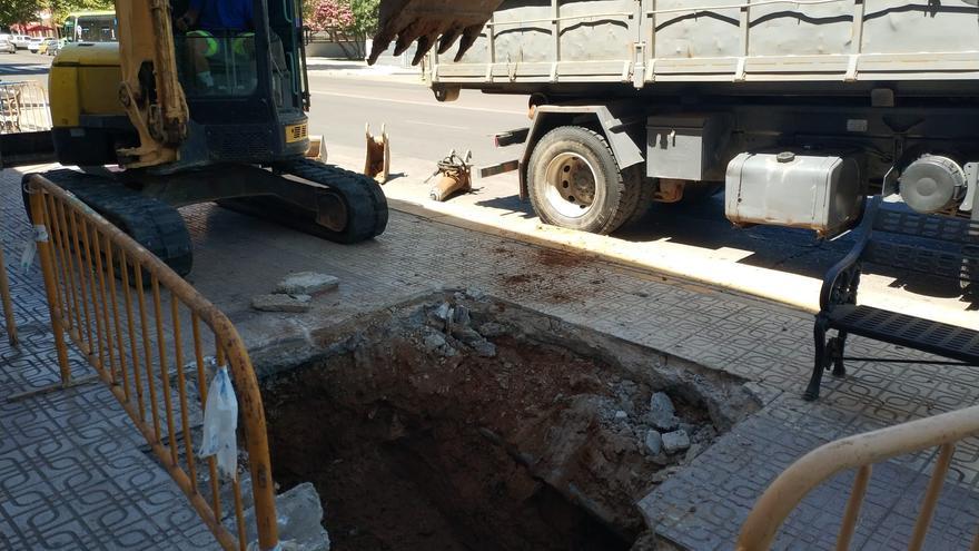 La avenida Ricardo Carapeto en Badajoz sufre un nuevo reventón en una tubería de abastecimiento