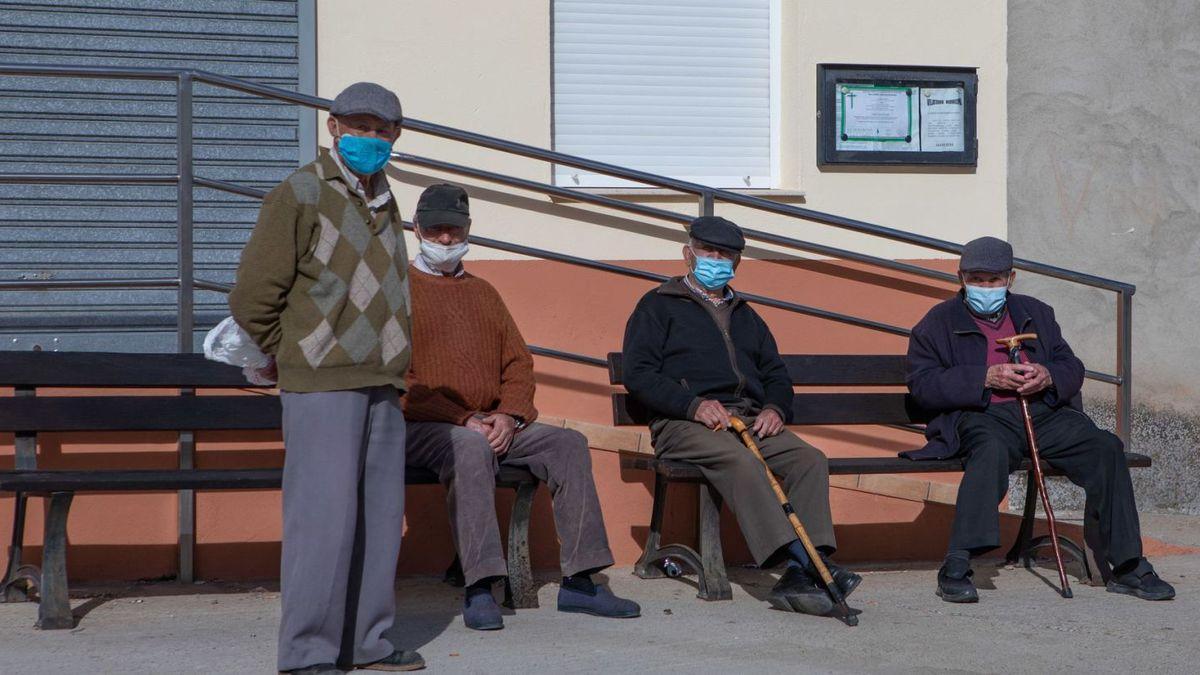 Un grupo de ancianos, en unos bancos junto a uno de los parques de la localidad de Morales de Toro.