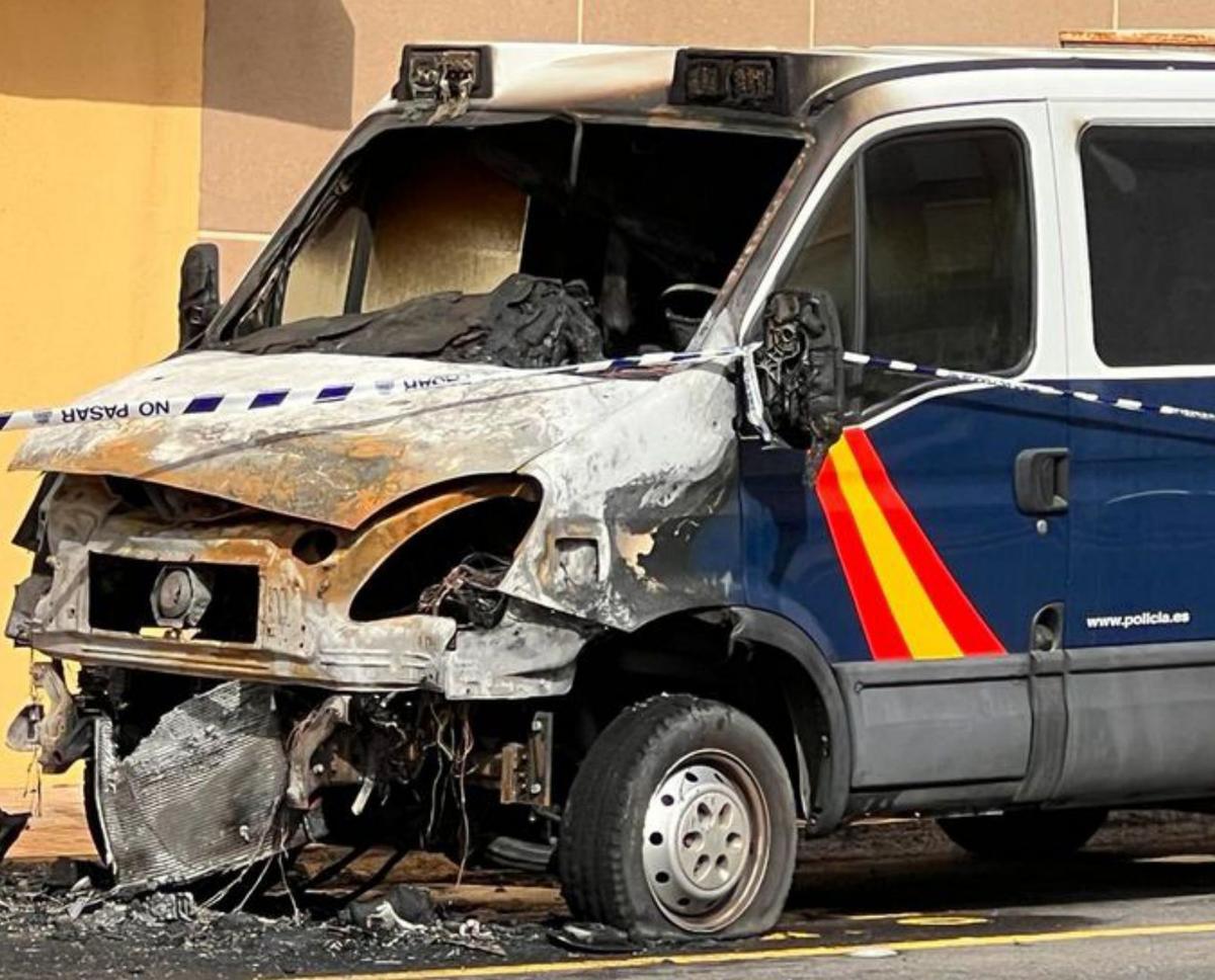 A la izquierda, un furgón del CNP quemado de forma intencionada. A la derecha, un escaparate destrozado en Gran Tarajal. | | LP/DLP