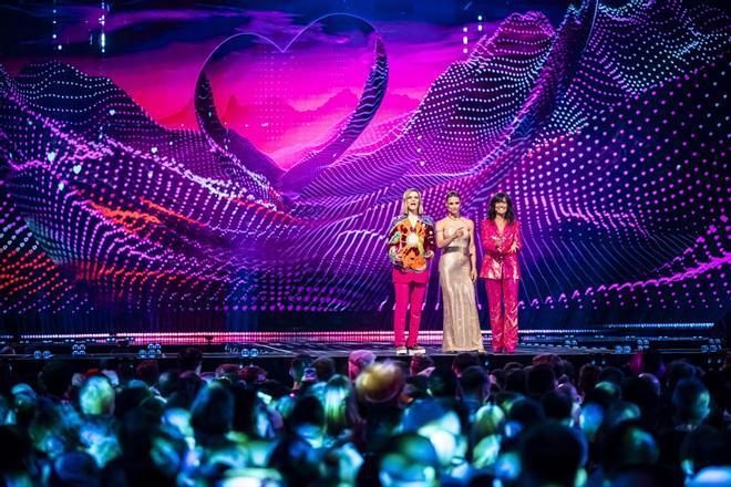 BASEL (Switzerland), 17/05/2025.- (L-R) The hosts Hazel Brugger, Michelle Hunziker and Sandra Studer speak during the grand final of the 69th Eurovision Song Contest (ESC) in Basel, Switzerland, 17 May 2025. (Suiza, Basilea) EFE/EPA/GEORGIOS KEFALAS