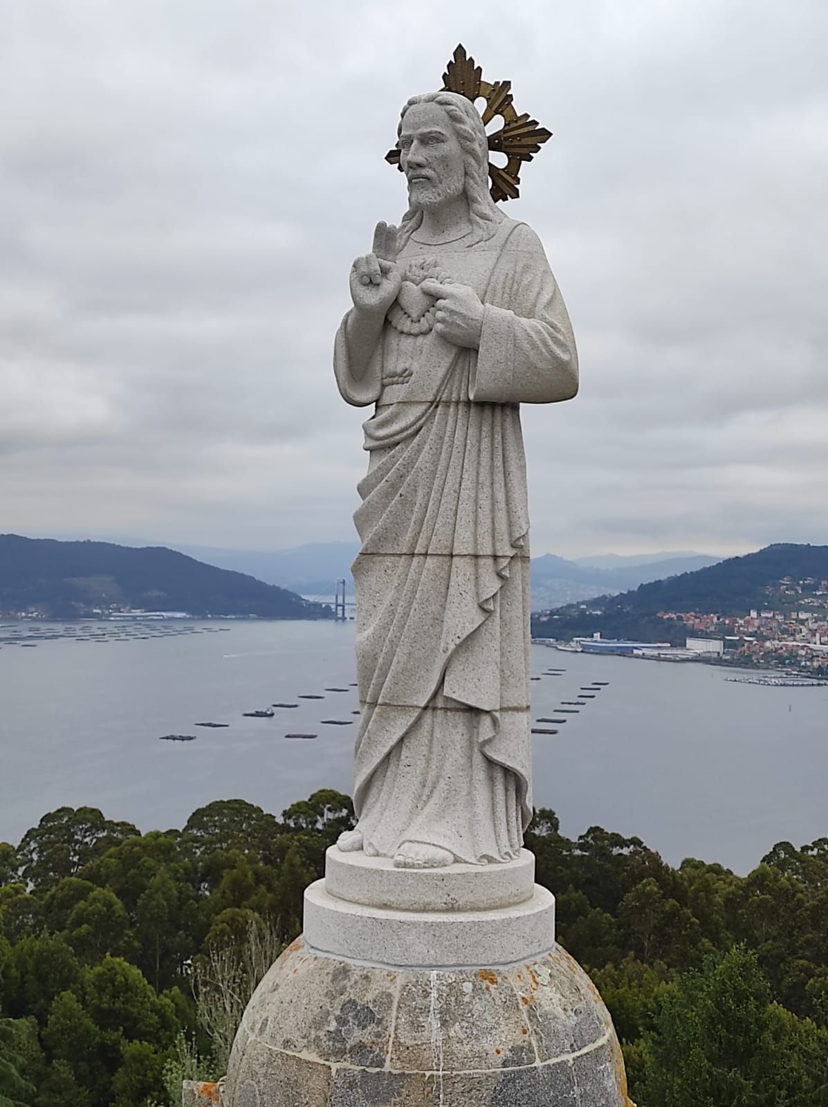 Así fue la instalación del Cristo en A Guía