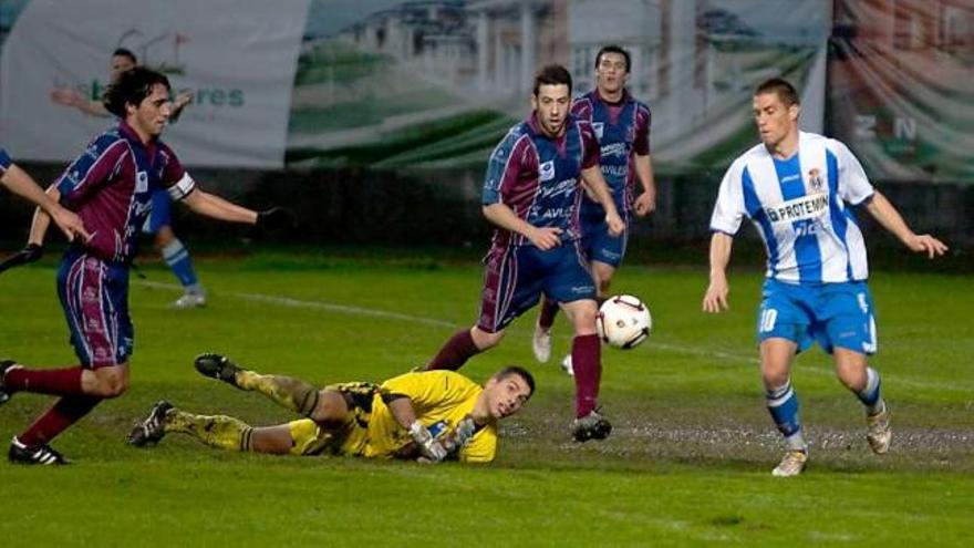 Borja Prieto en una ocasión ante Dani durante el derbi Avilés-Navarro.