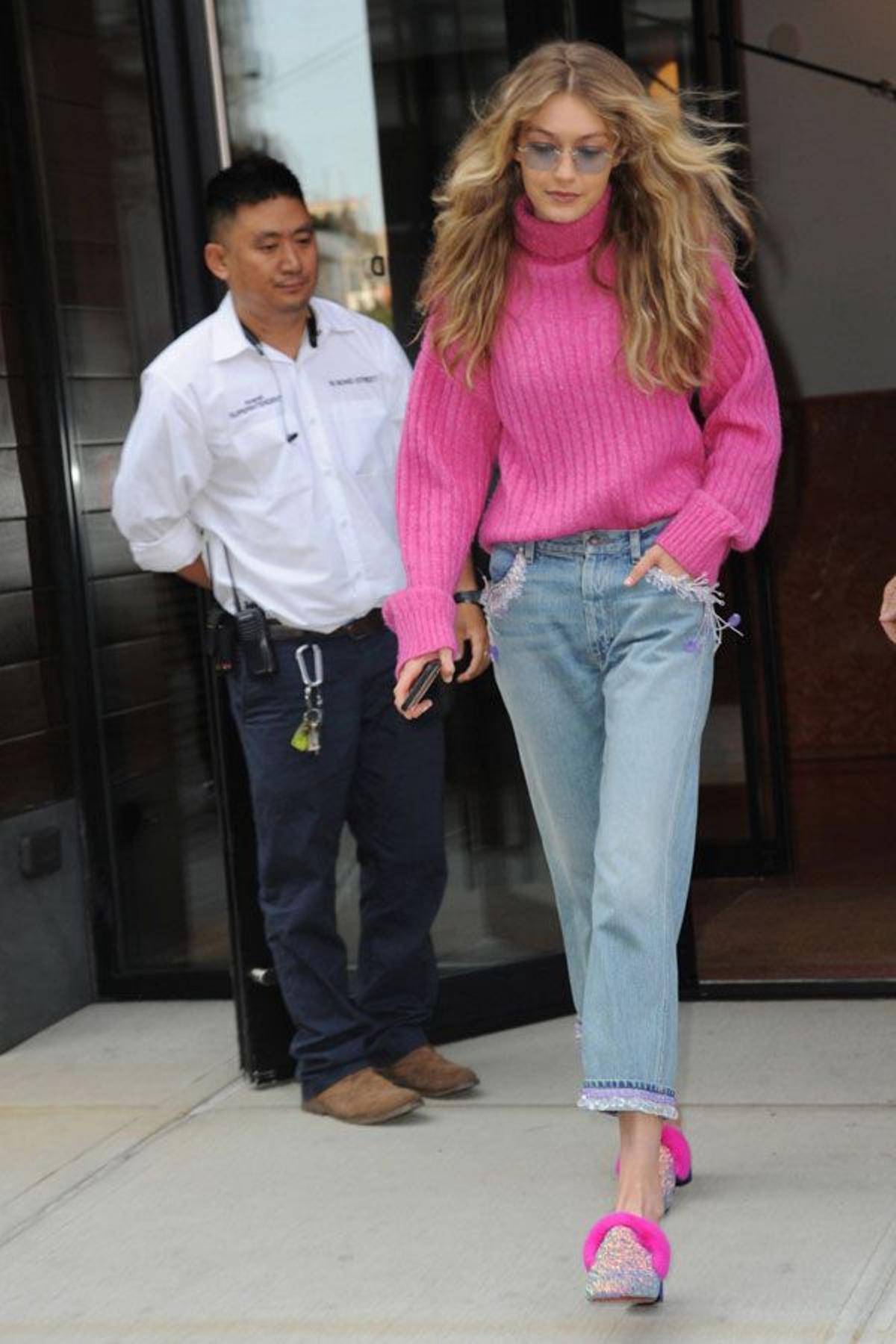 Gigi Hadid con jersey, pantalón vaquero y mules con brillo y pelo