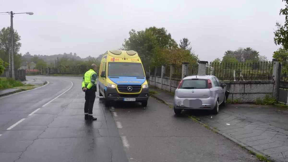 El vehículo del nonagenario, tras la colisión contra un muro.