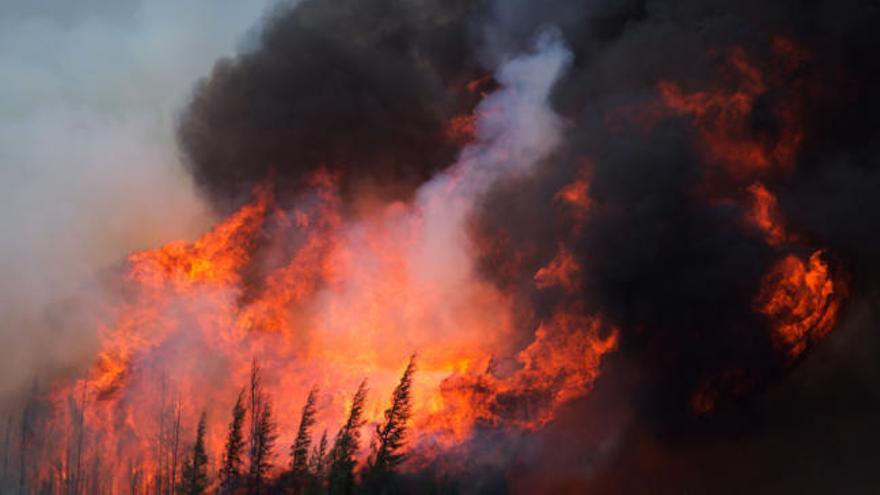 Sigue descontrolado el incendio que asola Canadá