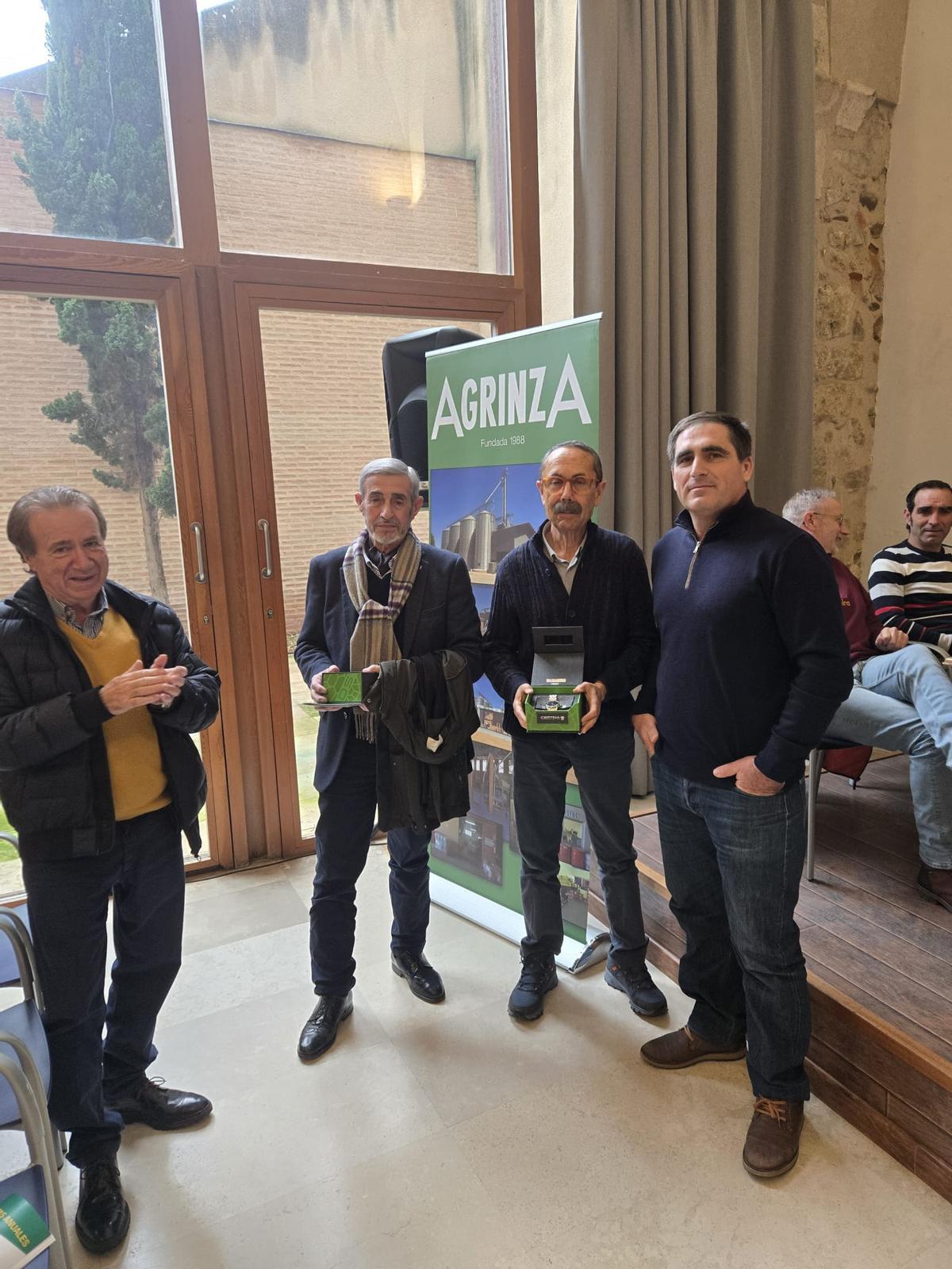 Reconocimiento a los dos responsables de la cooperativa que dejan sus cargos para disfrutar de la jubilación.