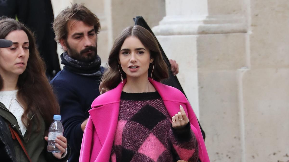 Lily Collins empieza el rodaje de la segunda temporada de 'Emily in Paris' con un look fantástico