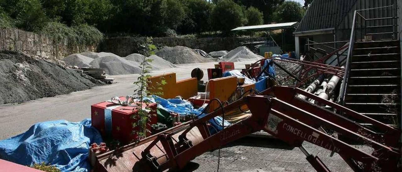 Montones de material de obra y parte de las carrozas utilizadas para la cabalgata // Bernabé