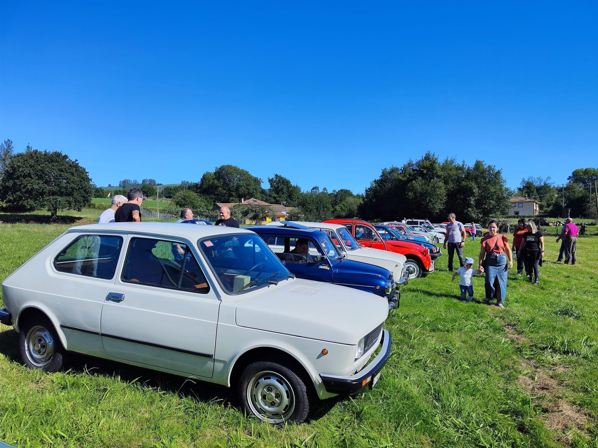 El rugir de los clásicos anima Grases: así fue la primera concentración de coches antiguos