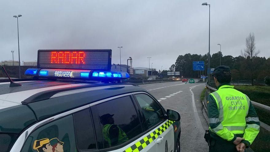 Imagen de archivo de un agente durante un control con radar de la Guardia Civil en Galicia.