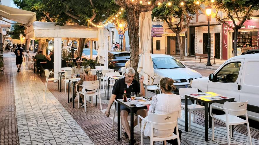 Un restaurante de Benicàssim situado en la céntrica calle de Santo Tomás, con mesas vacías este sábado por la noche.