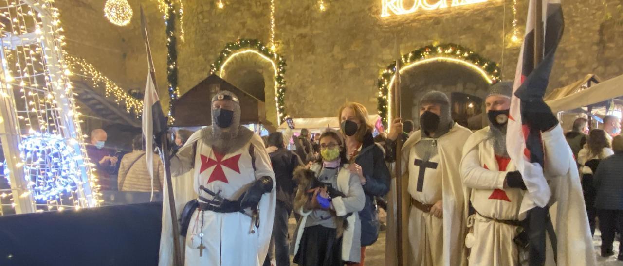 Una representación de caballeros templarios no faltó en la inauguración del mercado medieval de Peñíscola.