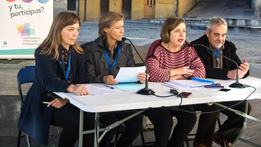 De izquierda a derecha, Pilar Honrado, Mercedes García, Ana Taboada y Rafael Lorenzo, ayer, en la plaza del Paraguas.