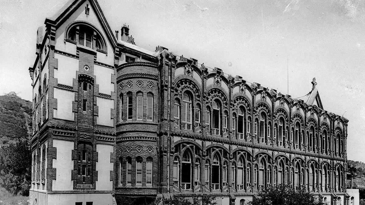 Fachada del edificio del Amparo de Santa Lucía, en el año 1926.