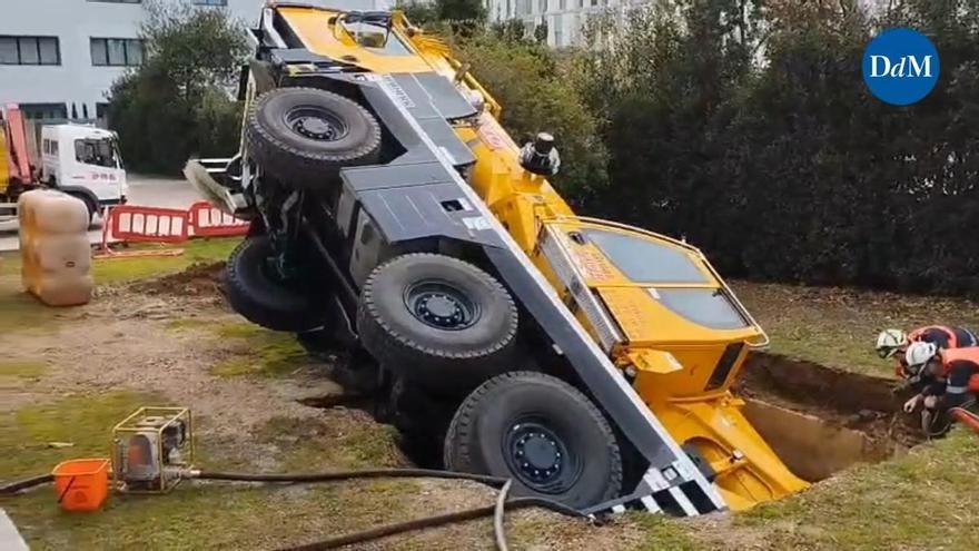 Kurioser Unfall auf Mallorca: Hier ist ein Kran in einen Wasserspeicher gekippt