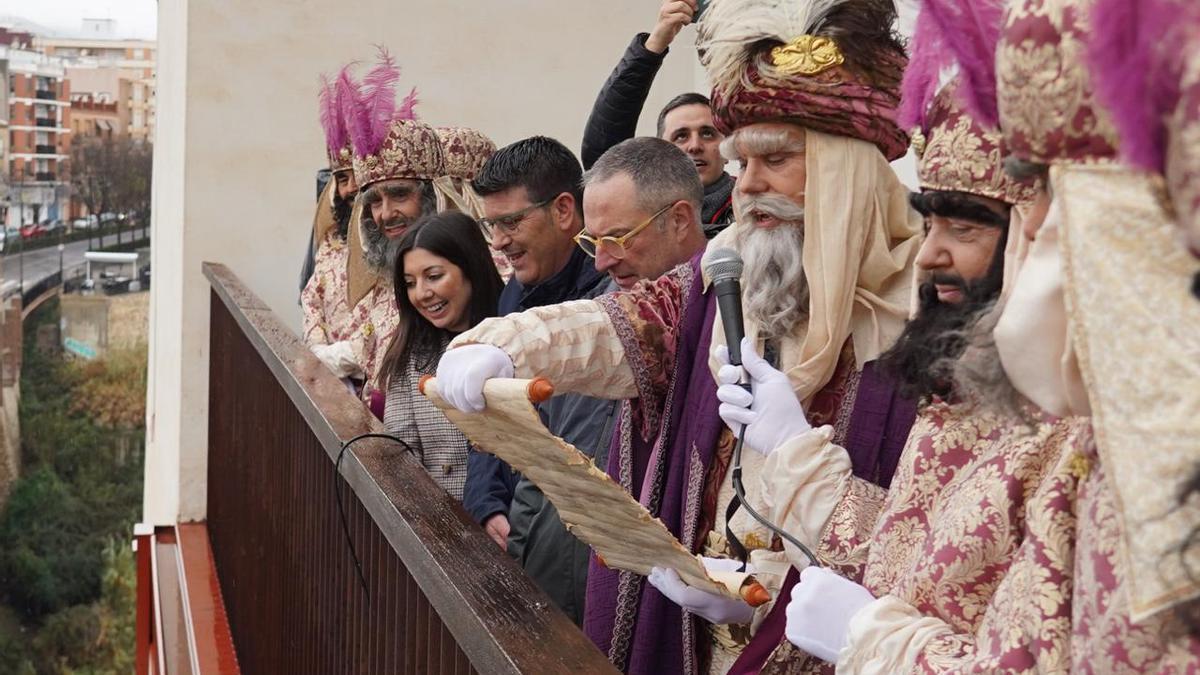 El emisario real Jacobo anuncia la llegada de los Reyes en Ontinyent.
