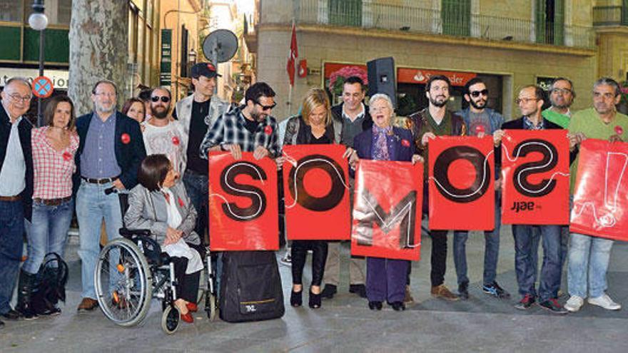 Integrantes de las ONG y músicos, ayer en el Born.