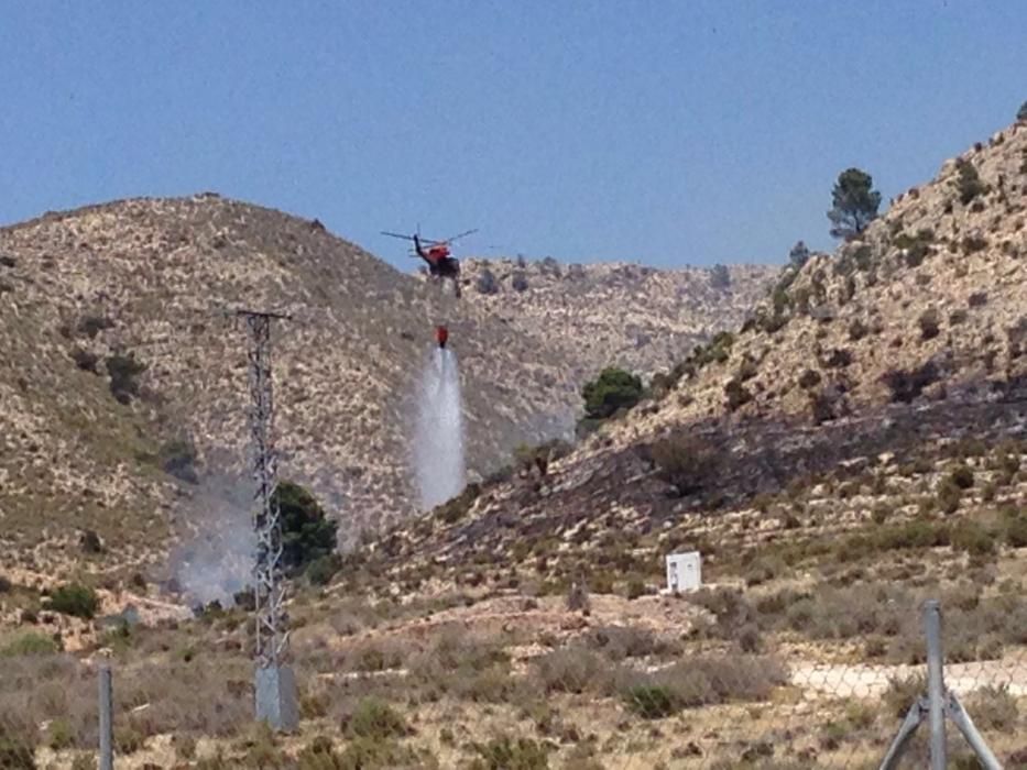 Un helicóptero sofoca el fuego en la zona de Monteagud