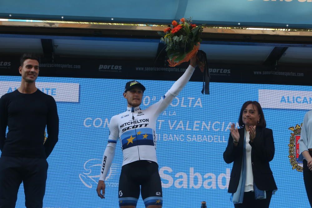 Matteo Trentin celebra su victoria en la segunda etapa con salida y llegada en Alicante