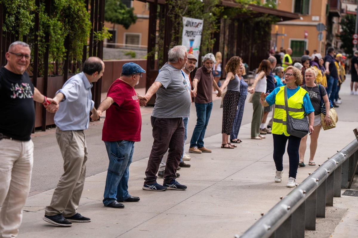 Reclaman con una cadena humana en Trinitat Nova i Vella para reclamar el alargamiento de la L3