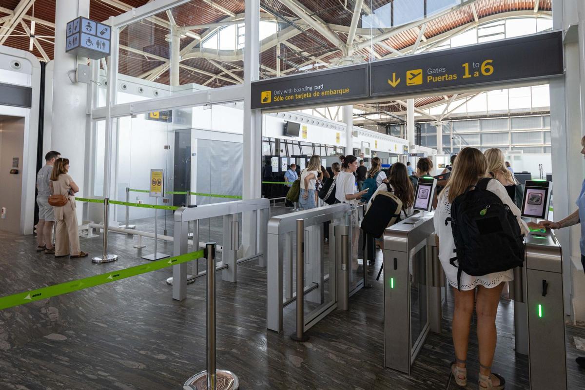 Así cambia el Aeropuerto de Zaragoza: más líneas de seguridad, una nueva cafetería y mejoras en el control de pasaportes