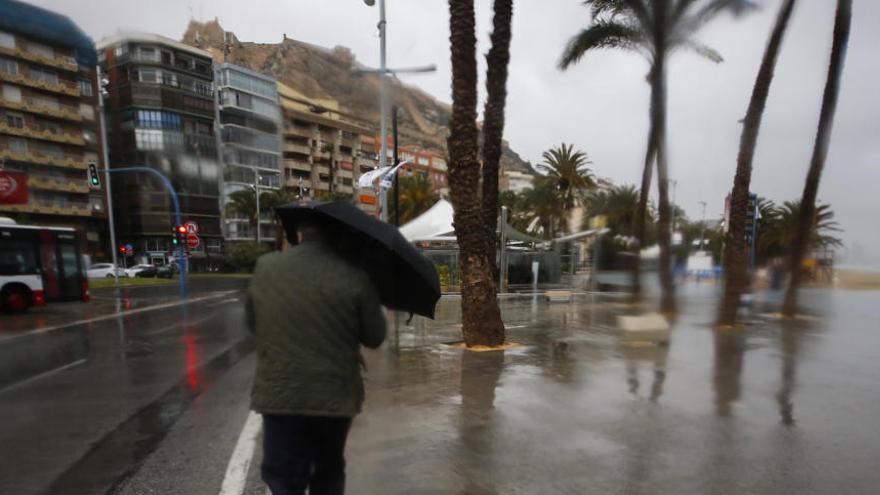 Una borrasca con vientos de levante trae lluvias a Alicante el domingo y el lunes