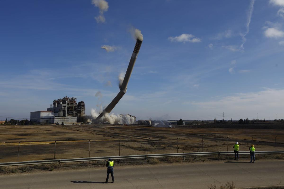 Así ha sido la demolición de la chimenea de Teruel