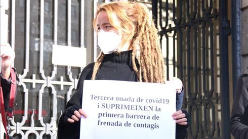 Carolina Soto, rastreadora de Ferroser, durante la protesta delante de l'Institut Català de la Salut durante la mañana del martes.