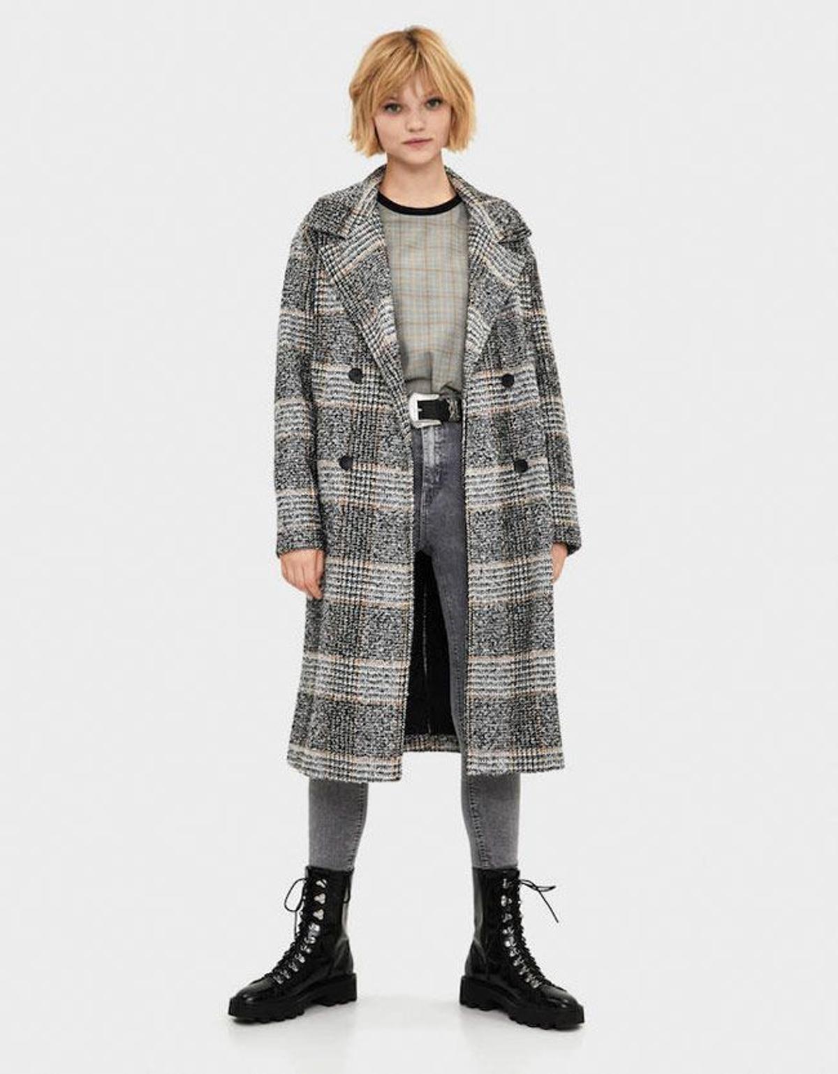 Abrigo XL de cuadros, de Bershka