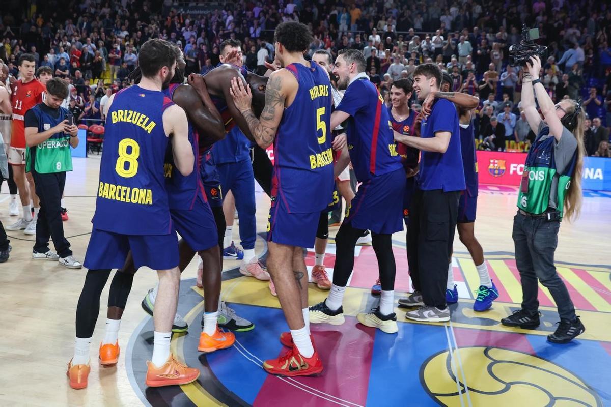 El equipo celebró la victoria ante el Bayern y el pase al Play-In