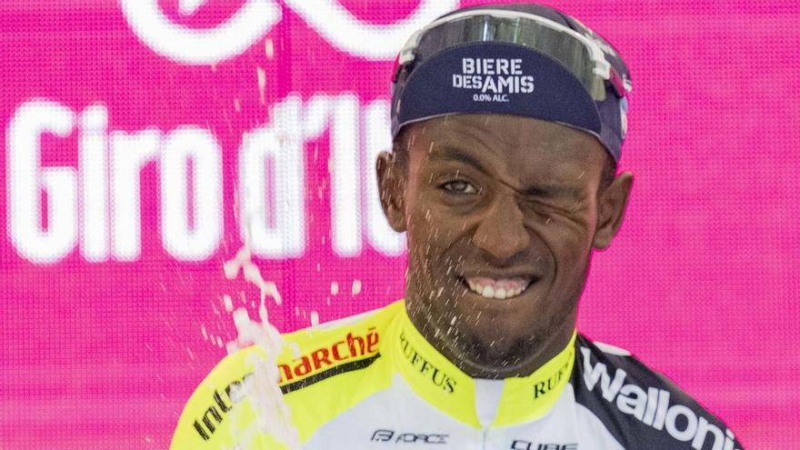 Girmay acaba en el hospital tras ganar la etapa del Giro por dañarse un ojo al descorchar una botella